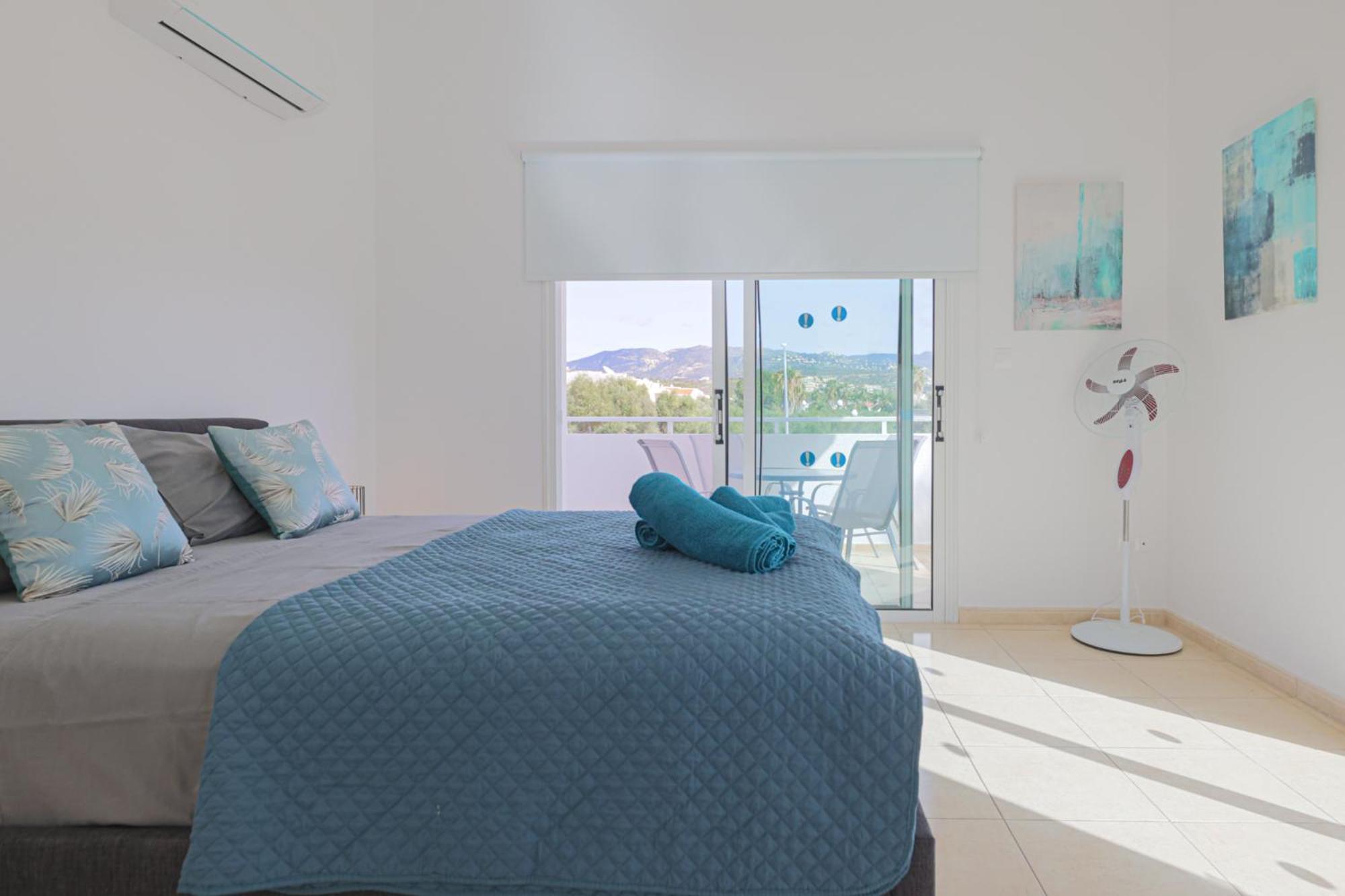 Yolo Villa Peyia