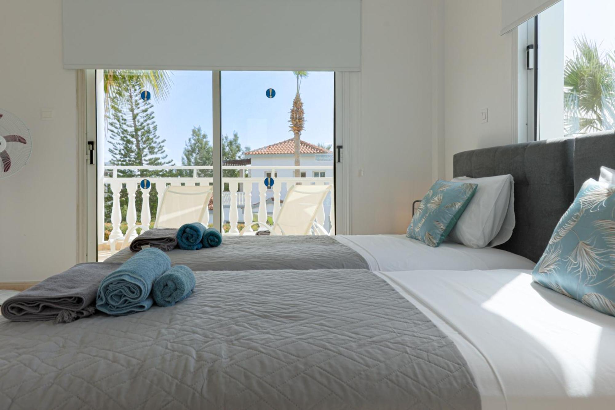 Yolo Villa Peyia
